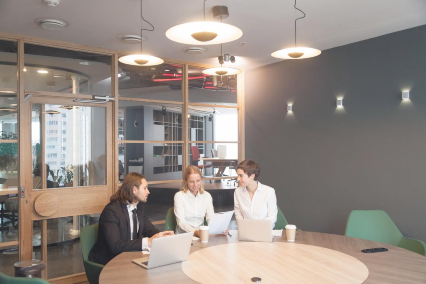 Verschiedene Make-up Pinsel und Produkte arrangiert für professionelle Anwendung