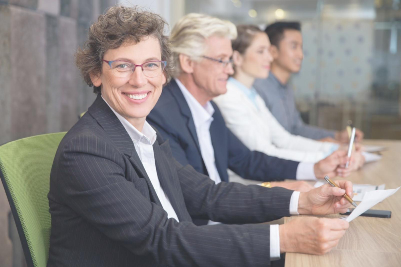 Professionelle Make-up Anwendung mit verschiedenen Produkten für unterschiedliche Hauttypen
