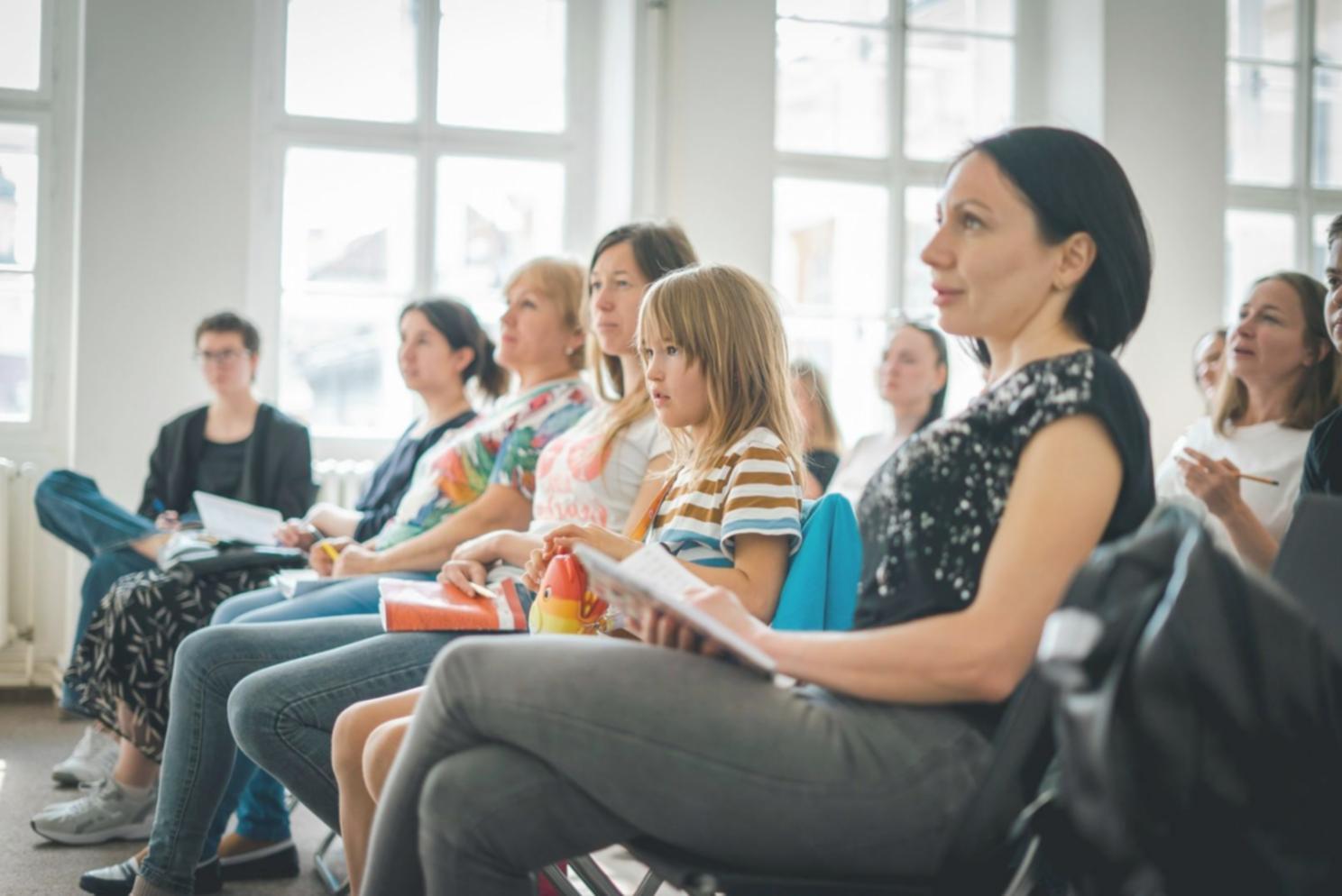 Professionelles Make-up Setup mit verschiedenen Produkten und Werkzeugen