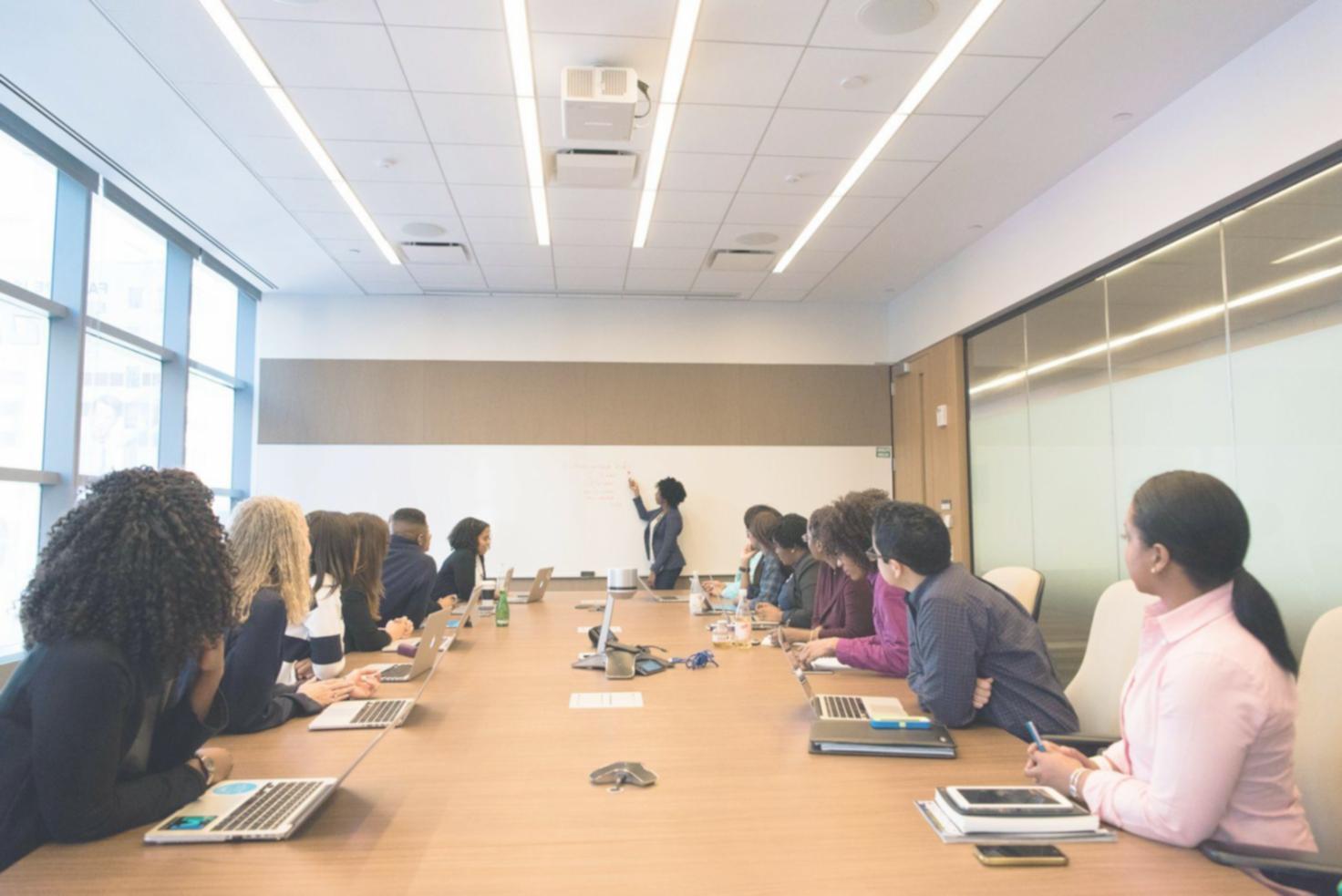Gruppe von Makeup-Schülern beim praktischen Lernen